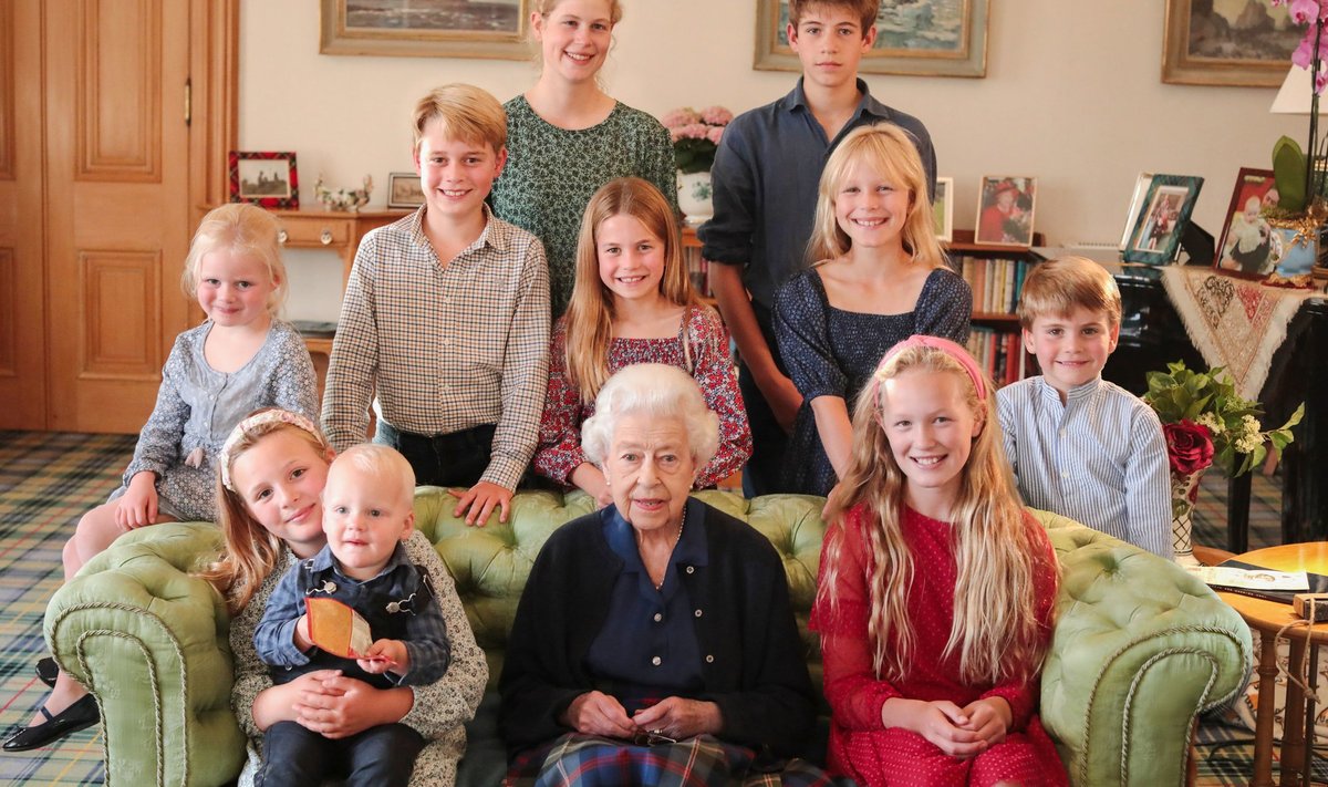 Kõnealune foto kuninganna Elizabethist ja tema kõige pisematest järeltulijatest on kistud skandaali.