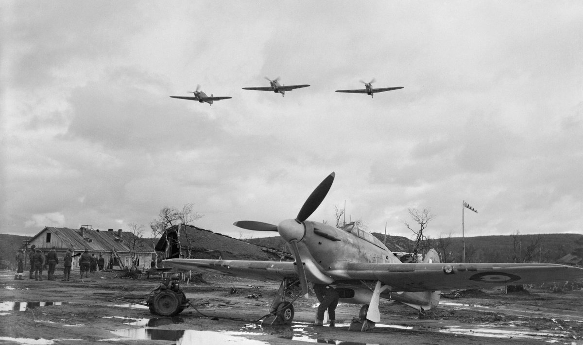 Esimesed brittide saadetud hävitajad Hawker Hurricane Venemaal Murmanskis 1941. aastal.