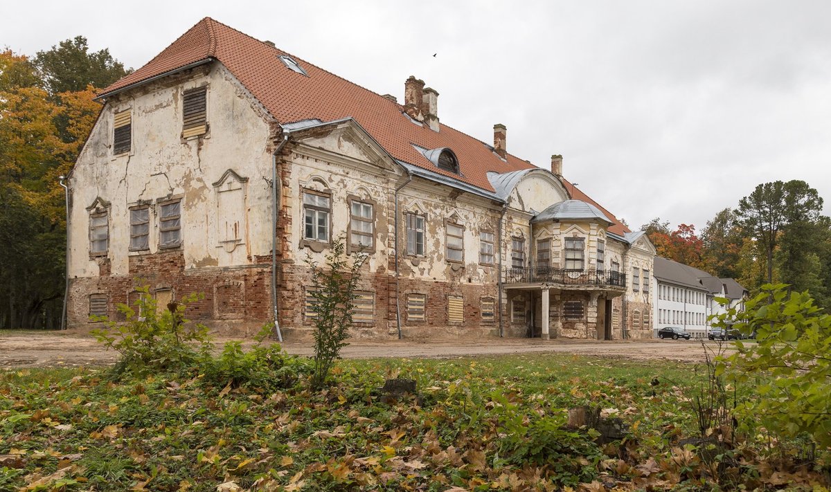 Ahjas on üks väheseid Eestis säilinud barokseid mõisahooneid.