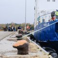 FOTOD: Heltermaa sadamas valitseb vaikus enne tormi, ainult kümmekond autot jäi kaile