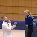 VIDEO | Kihlus Brüsseli moodi: Eesti noorpoliitik kosis verinoore pruudi otse europarlamendi ees