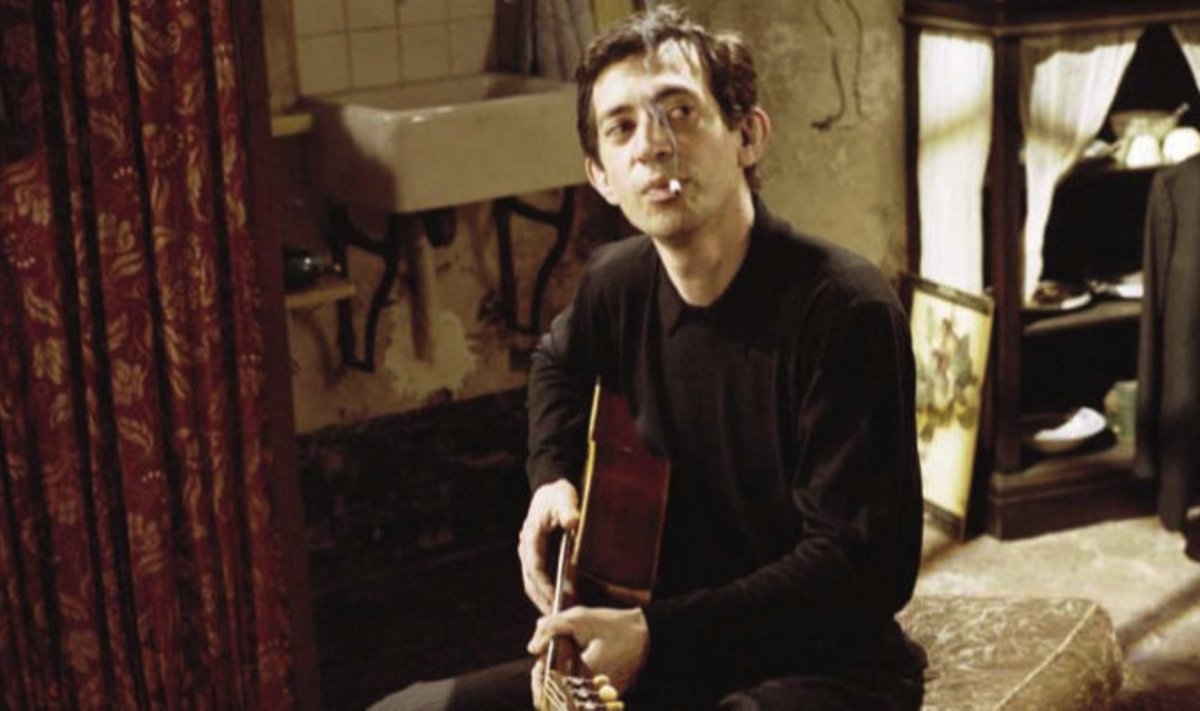 Eric Elmosnino mängitud peategelasel on suured kõrvad ja kongus nina nagu karikatuuril juudist. Päriselus oli Gainsbourg veel koledam.