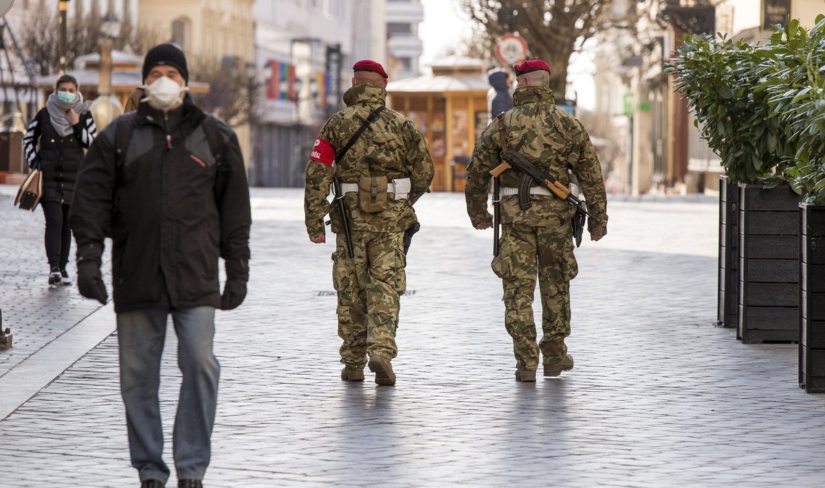 Liikumiskeeldu Ungaris ei ole, aga tänavatele on korra tagamiseks toodud sõdurid. Pildil eilne patrull Györi linnas