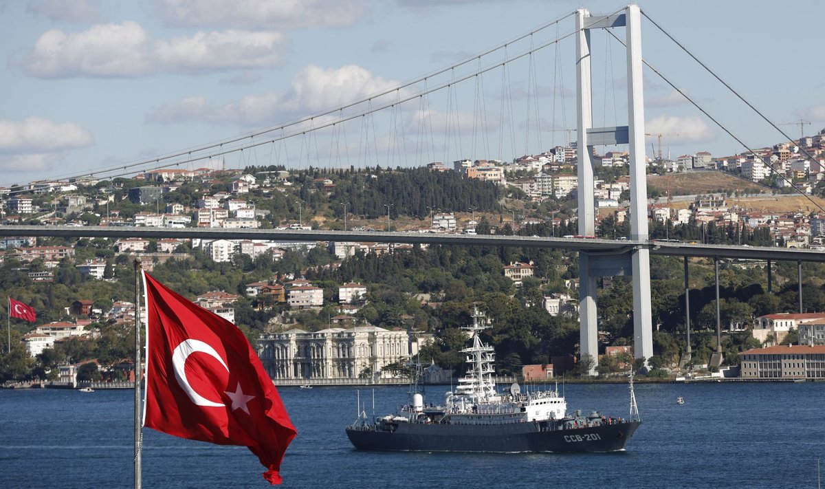 „Iga türklane on sild,” ütleb nooruk Bosporust ületava laeva pardal.