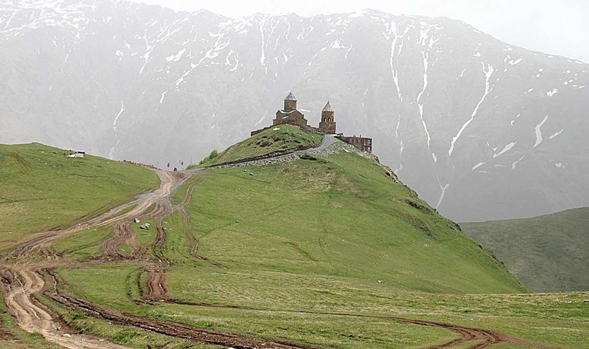 Stepantsminda turismimagnet on 2170 meetri kõrgusel mägedes asuv Gergeti Kolmainsuse kirik, gruusiapäraselt Tsminda Sameba. Foto: Kairi Fimberg