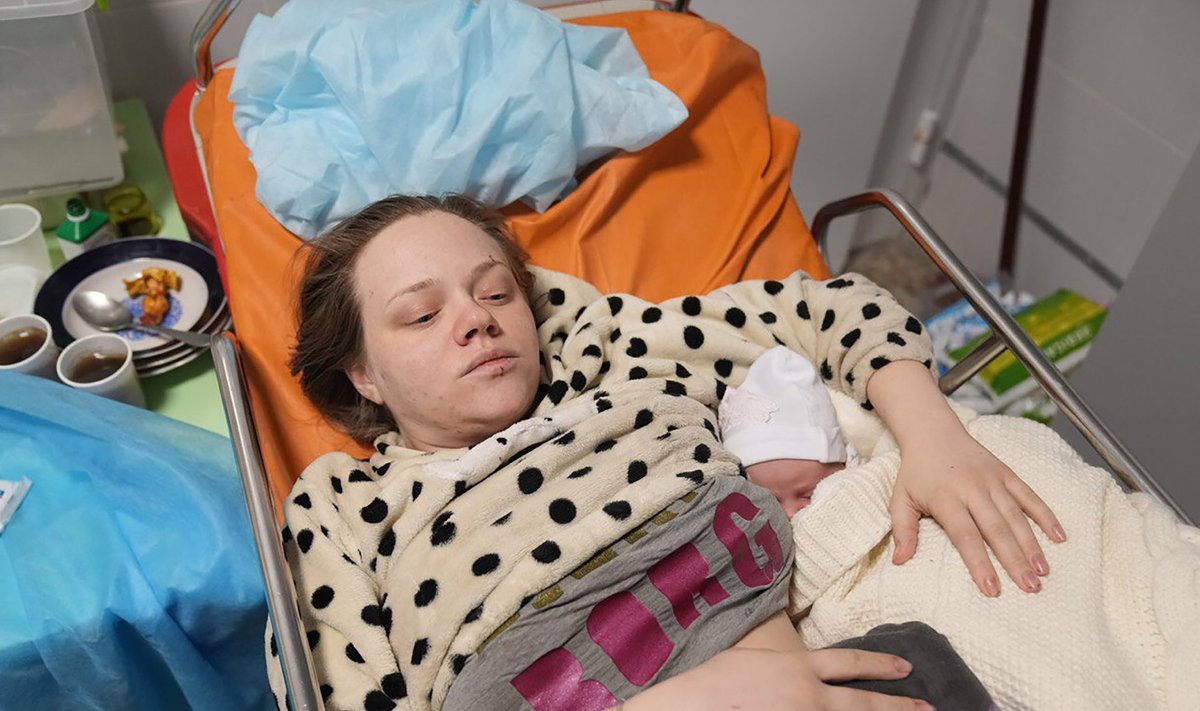 Marianna Višegirskaja Mariupoli haiglas äsja sündinud tütre Veronikaga.