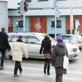 В Таллинне искавший место для парковки автомобиль наехал на пешехода