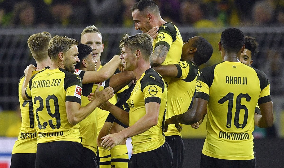 Dortmundi Borussia mängijad väravat tähistamas.