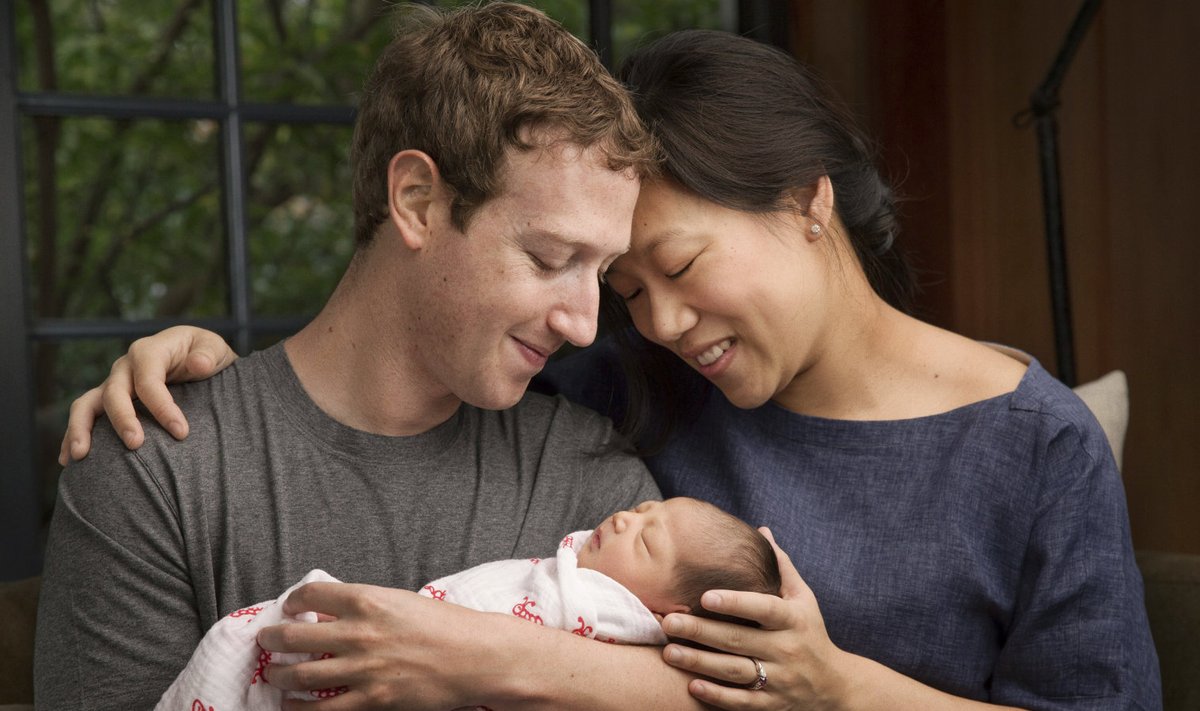 Mark Zuckerberg ja Priscilla Chan hoiavad oma vastsündinud beebit Max Chan Zuckerbergi.