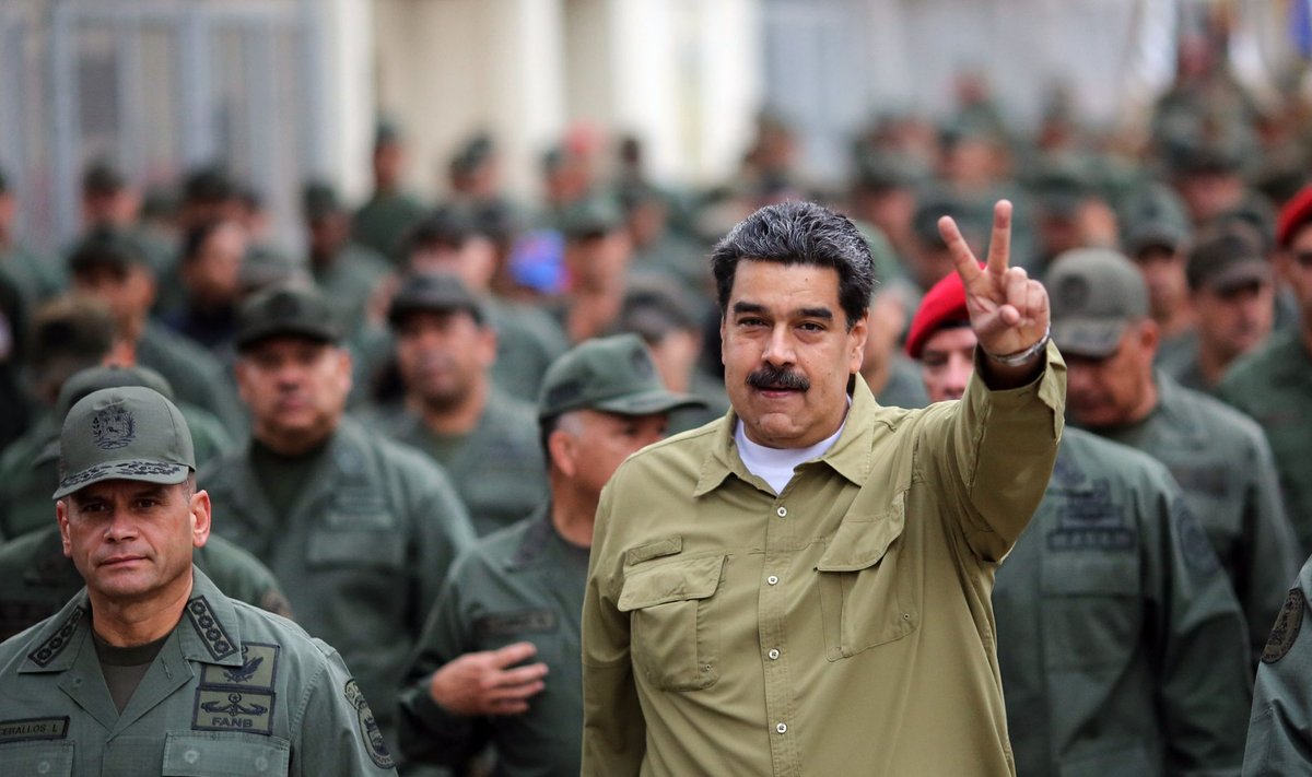 Venezuela presidendi Nicolás Maduro büroo avaldas eile foto riigipeast pealinnas Caracases sõjaväeparaadil. Seni seisavad väed veel Maduro selja taga. Kui naftakraanide tulu kokku kuivab, võib kõik muutuda.