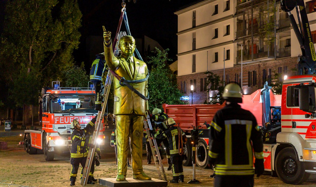 Saksamaal Wiesbadenis möödunud kuul kunstibiennaali raames püstitatud neljameetrine kullast Türgi presidendi Recep Tayyip Erdoğani kuju sai seal olla vaid paar päeva, enne kui linnavõimud selle julgeolekukaalutlusel ära viia käskisid. Kohalike türklaste seas oli skulptuur populaarne.