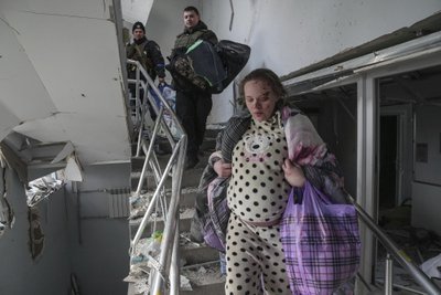 Lapseootel ja haavatud Marianna Višegirskaja kolmapäeval pärast Mariupoli sünnitusmaja pommitamist.