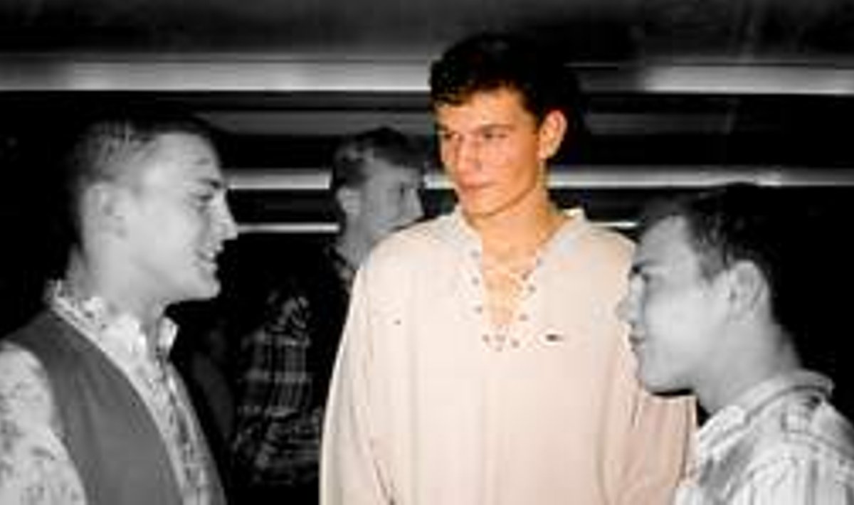 JÕUDIS TIPPU: 90ndatel oli Aleksei Kostap (keskel) Eesti esijudokate seas. Maailmakuulsaks sai ta siiski kurjategijana. Fotol vasakul Aleksei Budõlin ja taustal Martin Padar.