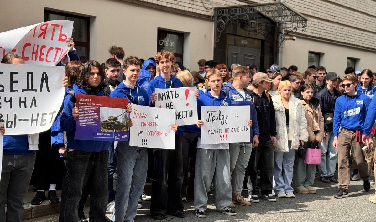 Инсценированный протест перед посольством.