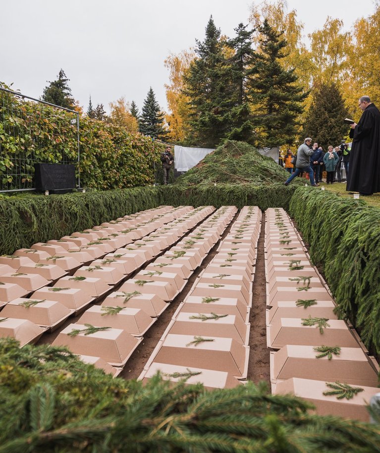 Raadi sõjahauast leitud 230 inimese säilmete ümber matmine Tartu Rahumäe kalmistule
