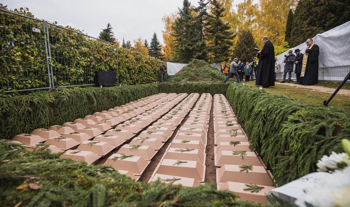 Захоронение 230 останков, найденных в воинской могиле Раади на тартуском кладбище Рахумяэ