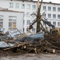 ФОТО | В Курессааре свирепствует штормовой ветер: снес крышу гимназии и солнечные панели, поломал деревья
