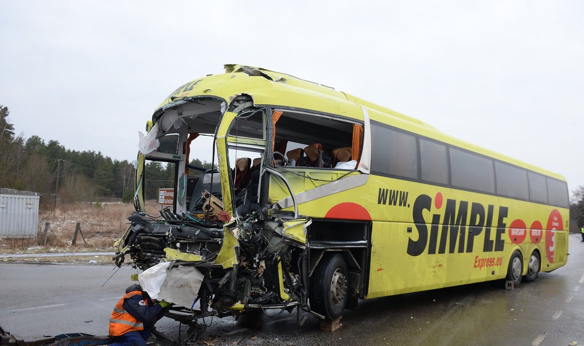 Paar nädalat tagasi hukkus Jõhvi-Tartu maanteel Rannapungerja külas juhtunud reisibussi ja veoauto kokkupõrkes bussijuht, haiglasse viidi 13 inimest. Tee oli õnnetuspaigas äärmiset libe.