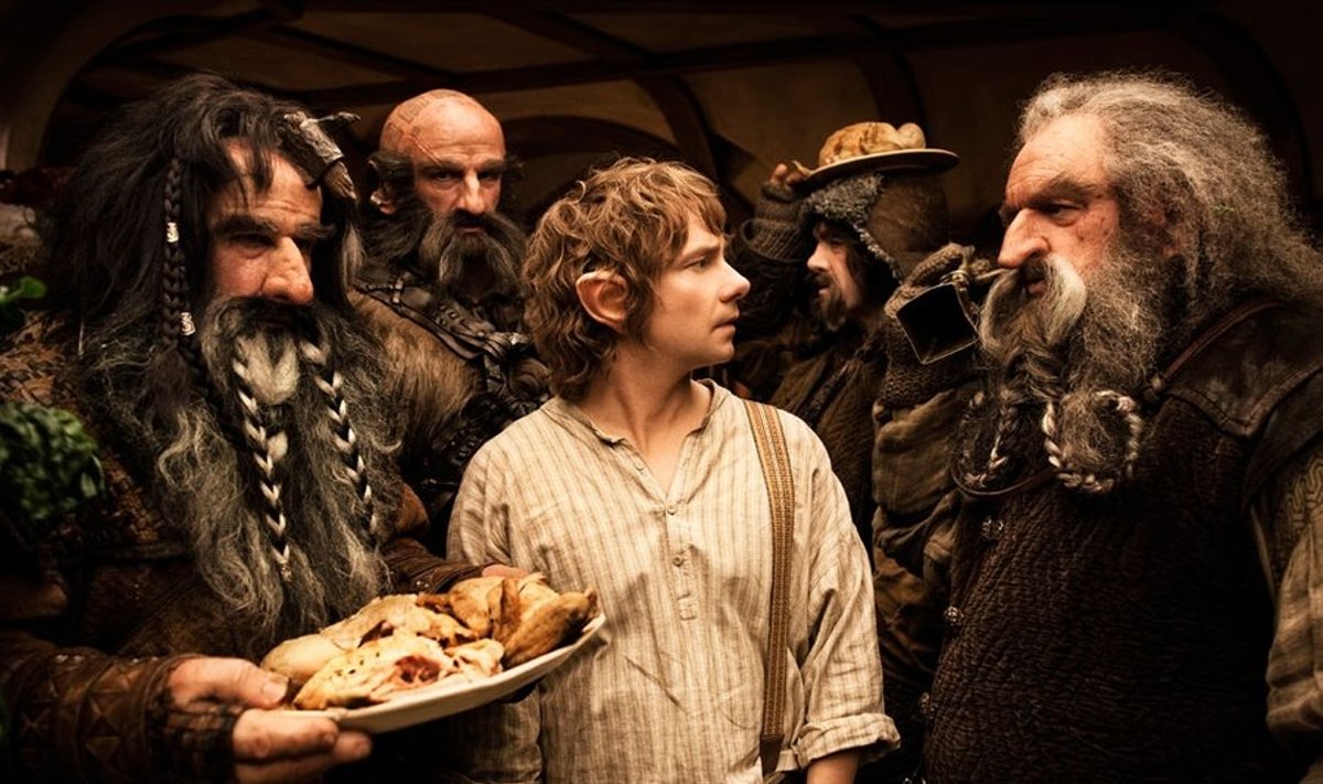 Bilbo (keskel, Martin Freeman) on langenud ootamatute külaliste ehk 13 päkapiku ohvriks. Kaader filmist 