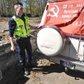 ФОТО И ВИДЕО: 9 мая в Нарве полицейские сняли советский флаг с машины горожанина