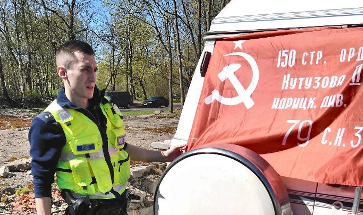 Politseinikud võitsid auto pealt maha nõukogude lippu 