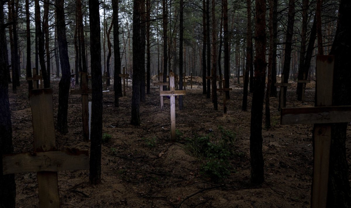 В освобожденном украинскими войсками Изюме было обнаружено, что в лесу захоронено более 400 мирных жителей и военнослужащих.