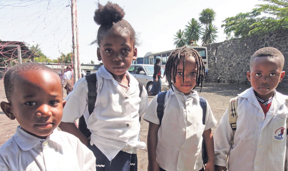 Gomas  on laste  koolivormiks valge pluus ning poistel sinised  püksid ja tüdrukutel sinine seelik. 