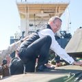 ФОТО: На демонстрации техники морской пехоты президент Ильвес залез в танк