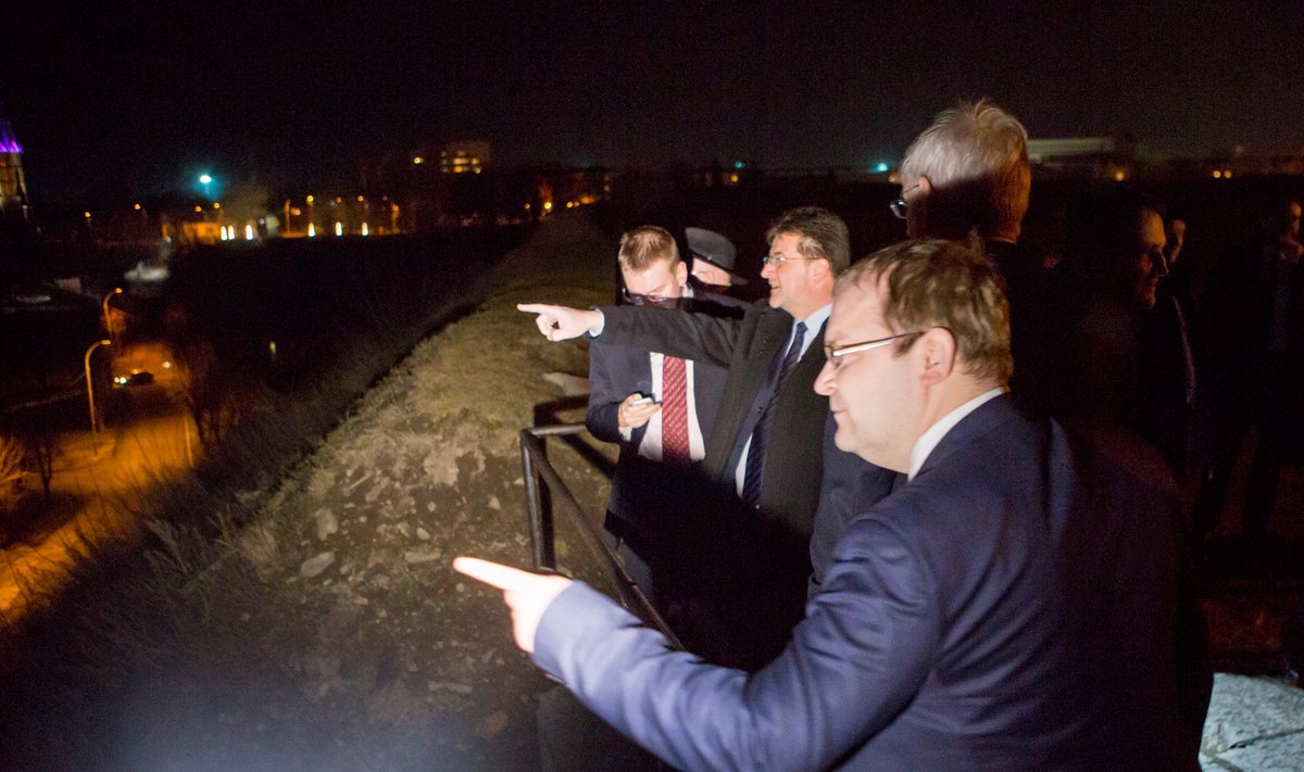Välisministrid Narva kindluses Venemaa suunas osutamas.