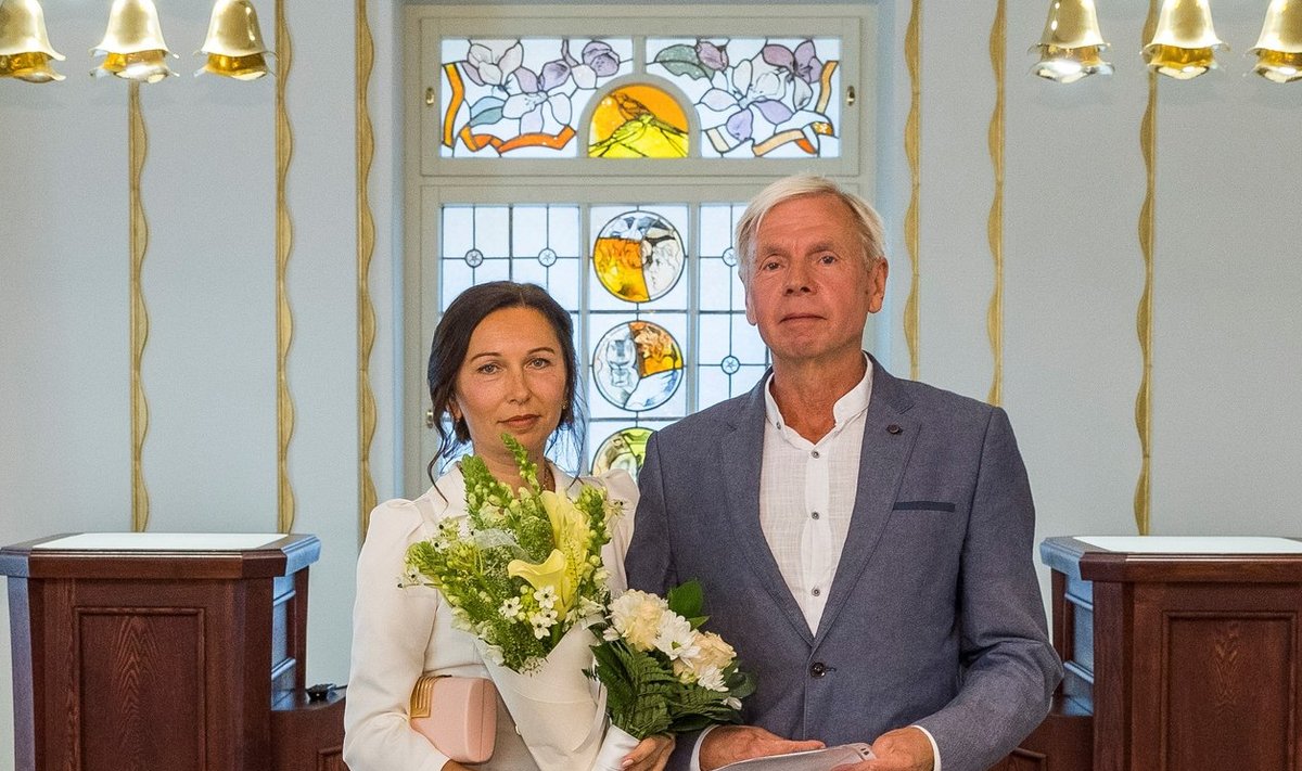 VÄRSKED ABIKAASAD Marina ja Mihkel Tiks oma pulmapäeval 7. oktoobril 2020.