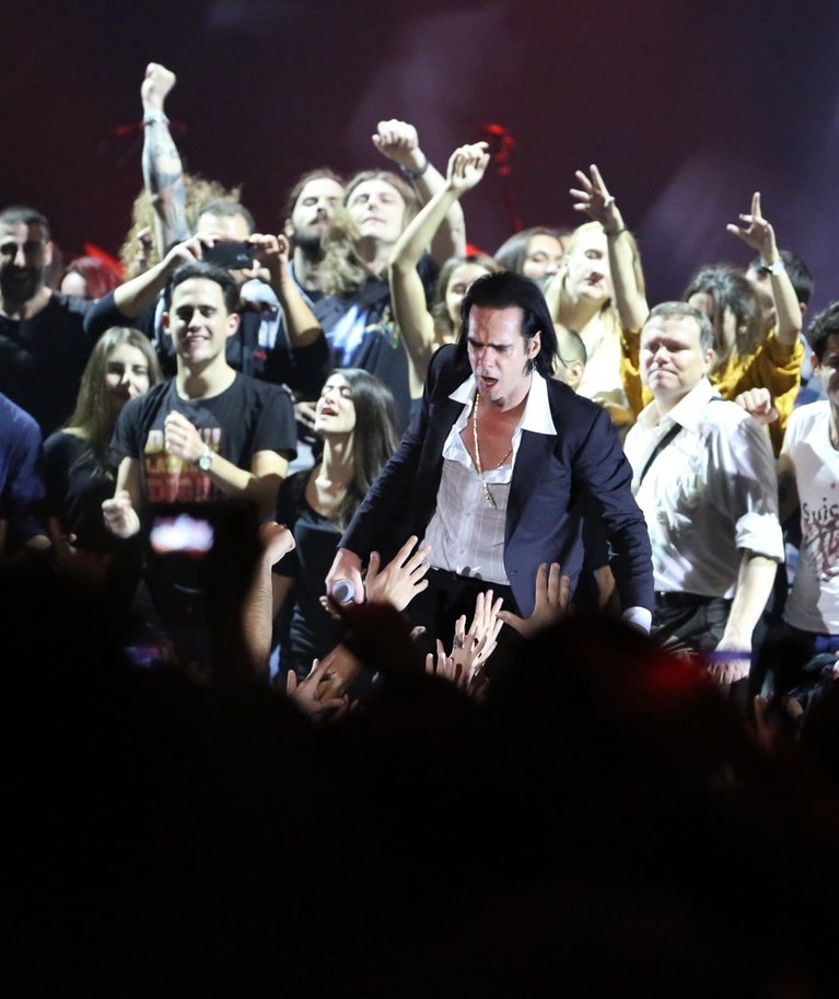 Austraalia päritolu laulja Nick Cave lubab fännid kontserdil endale väga lähedale, esimestes ridades olijad saavad hea õnne korral tema käsi puudutada ning kontserdi lõpus lubatakse osa publikut koos bändiga lavalegi. Sel pildil on Nick Cave’i ja The Bad Seedsi kontserdi lõpulugu Ateenas novembris 2017.