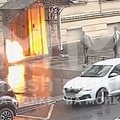 VIDEO | Peterburis viskas mees Molotovi konkteili sõjaväekomissariaadi ukse pihta ja püüdis autoga selle väravat rammida