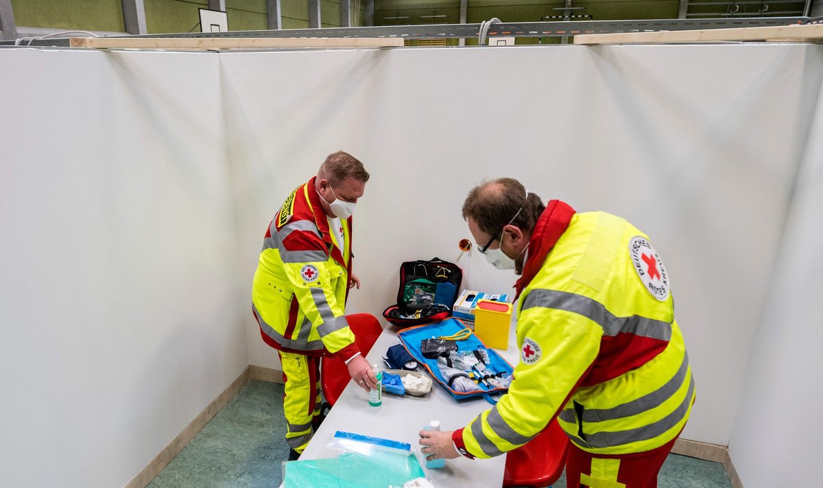 PEAGI ALGAB ÜLERIIKLIK VAKTSI­NEERIMINE: Saksa Punase Risti töötajad sel teisipäeval Eschwege kooli spordihalli loodud vaktsineerimiskeskuses ette­valmistusi tegemas.