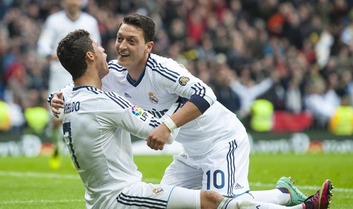 Mesut Özil endise meeskonnakaaslase Cristiano Ronaldoga.