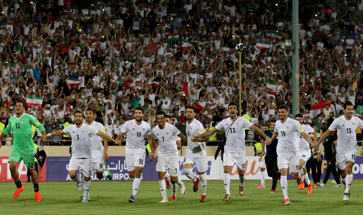 Iraani jalgpallikoondis tähistamas MM-ile pääsemist.