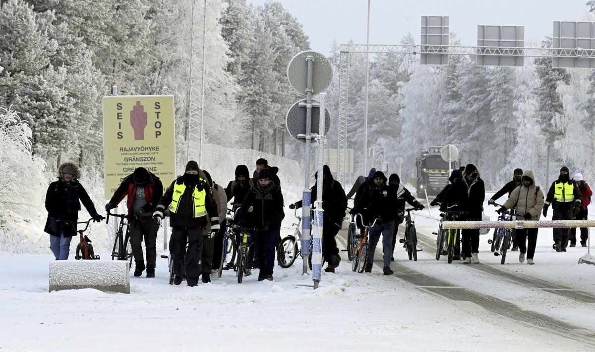 Jalgratastel rändajad teisipäeval Salla piiripunktis Põhja-Soomes