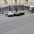ФОТО: В центре Таллинна временно встали трамваи — на трамвайных путях столкнулись две легковушки