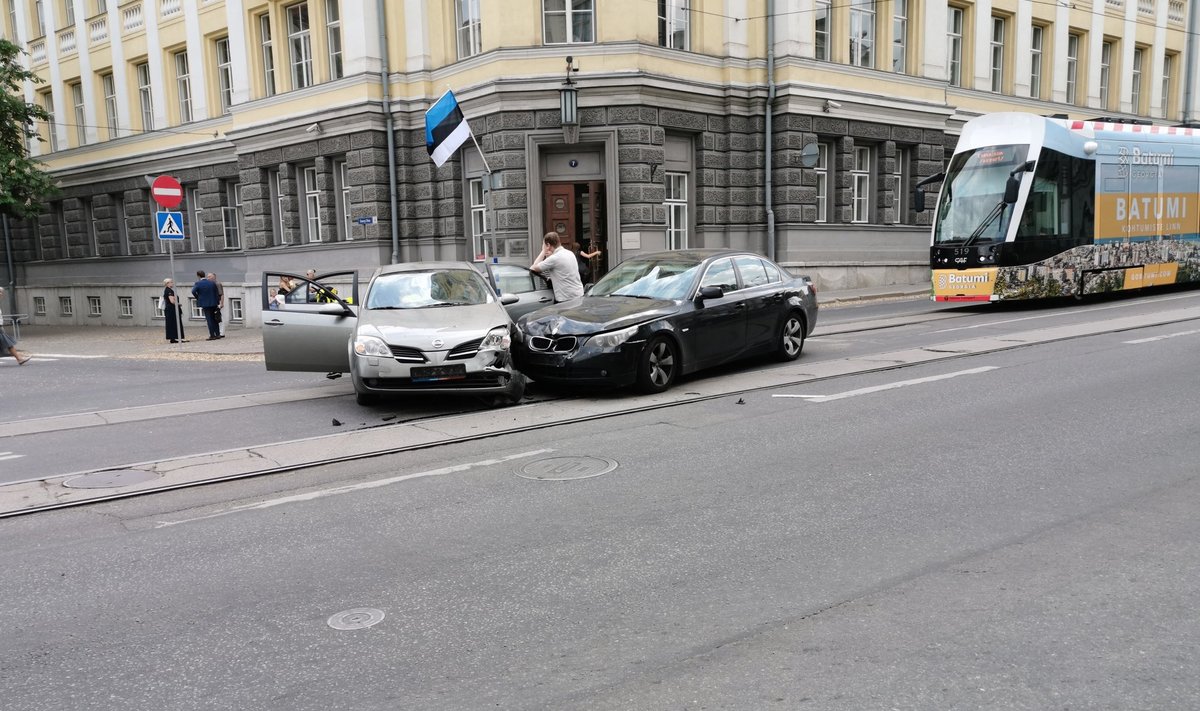 Illustratiivsel eesmärgil: liiklusõnnetus Tallinna kesklinnas Pärnu maantee ja Georg Otsa ristmikul
