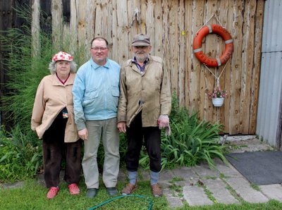 Liia, Voldemar ja nende poeg Valmar Pigul elavad Kudani külas, kus enamik 16 elanikust on eakad ja naisi vaid kolm.