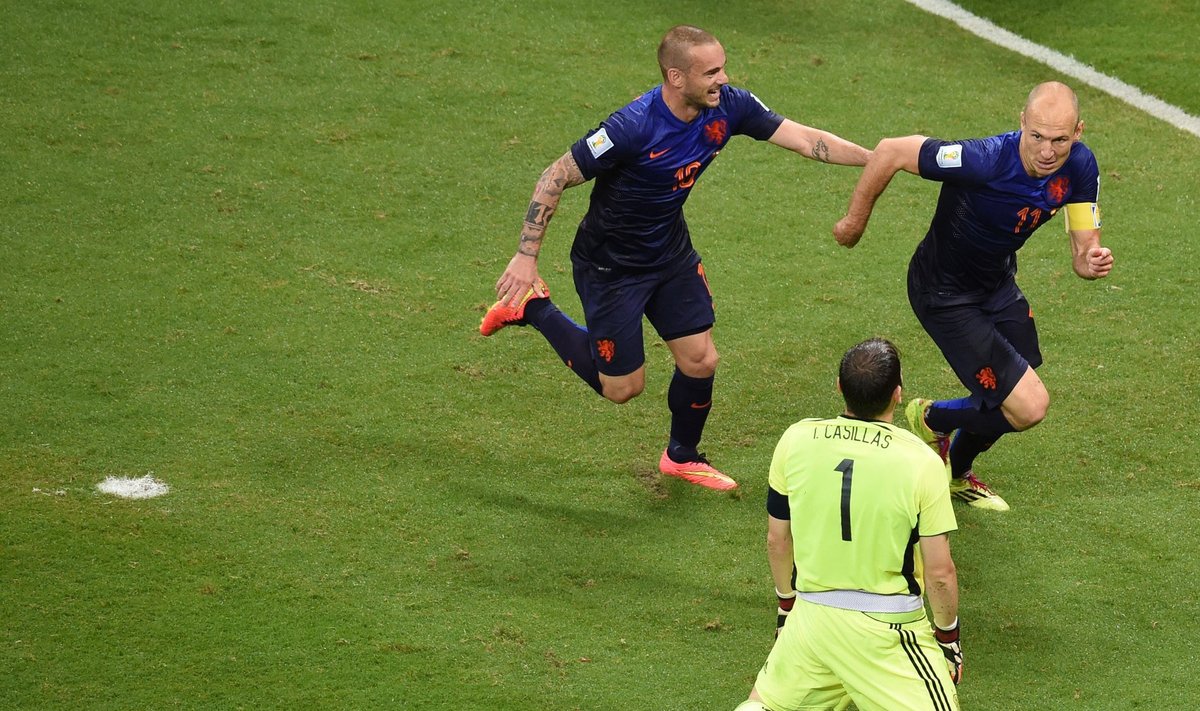 Arjen Robben ja Wesley Sneijder tähistavad, Iker Casillas ahastab