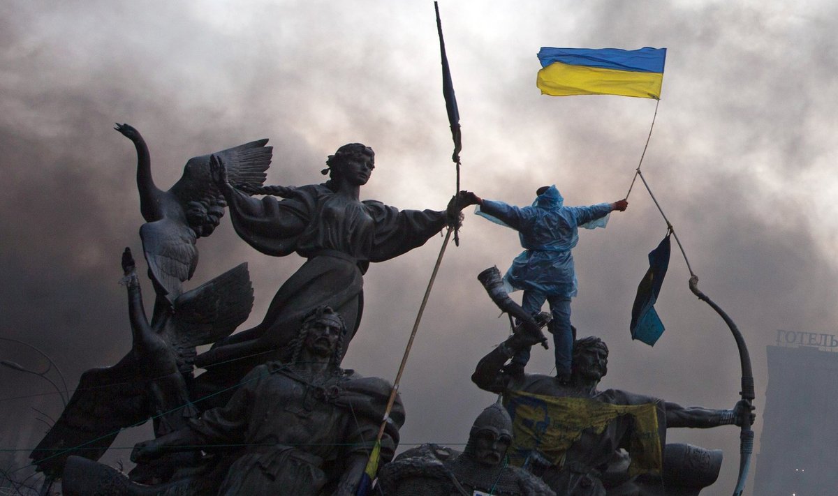 Valitsusvastane meeleavaldaja Kiievis Ukraina lipuga