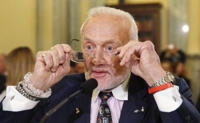 Buzz Aldrin valmistub oma kosmoseuurimise plaane USA senati määratud alamkomiteele selgitama. (Foto: REUTERS)