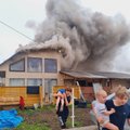 Сын сказал: „Мама, мы горим!“ и упал. В Саку дотла сгорел дом, семья и 17 собак остались без крыши над головой