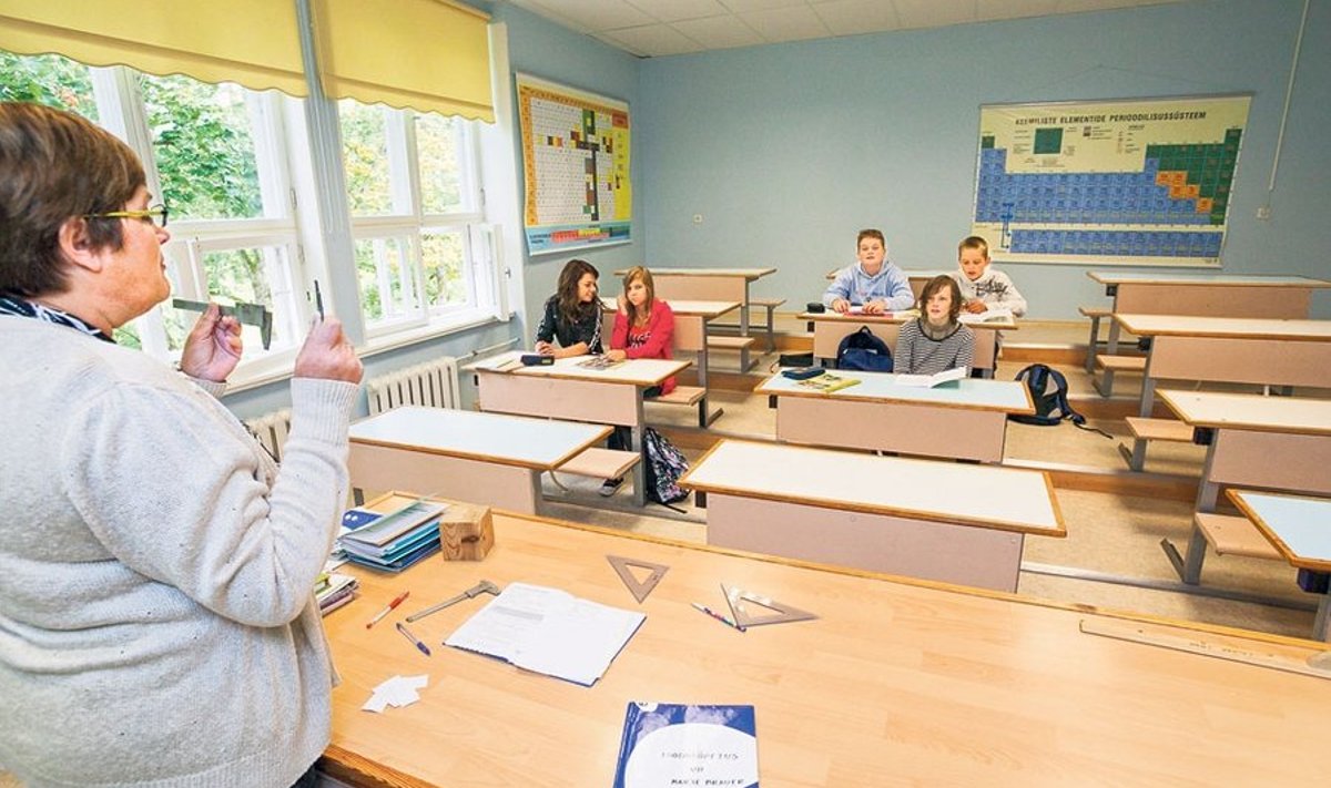 Õpetaja Marje Brauer  annab Tääksi põhikoolis  7. klassile füüsikatundi.  Klassitoas on rohkesti  vaba ruumi nagu terves  koolimajaski. Tääksi koolis käib kõigest 46 last.