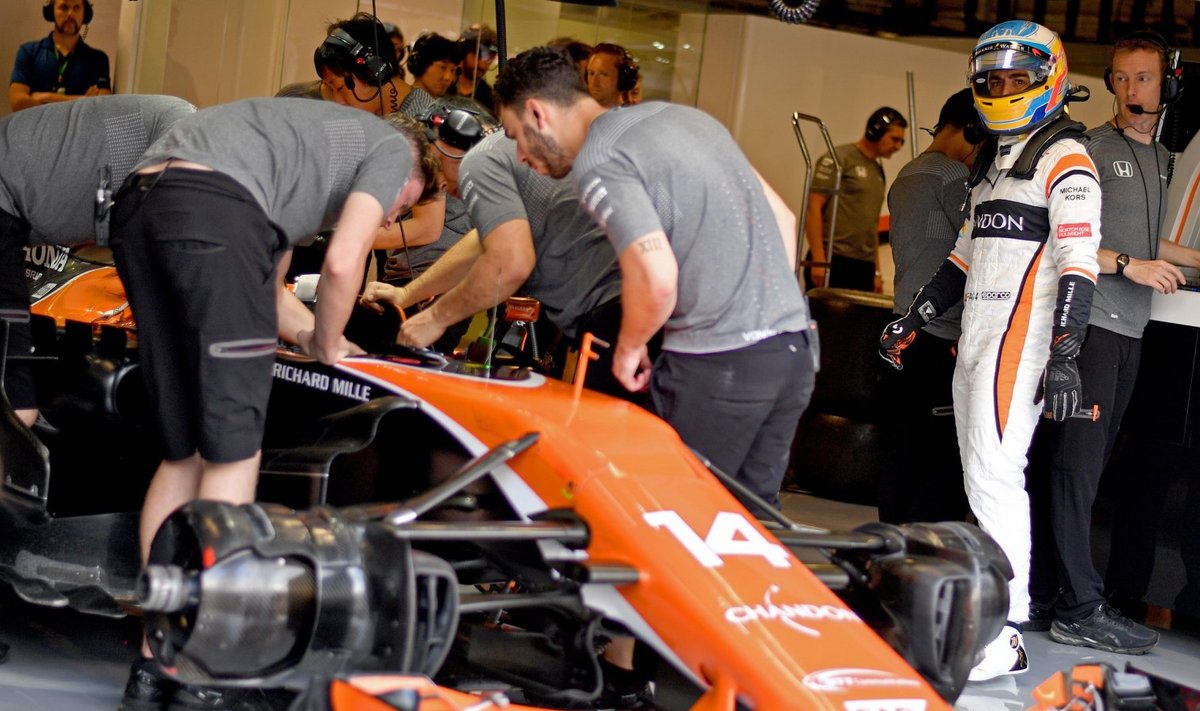 McLareni mehaanikud Fernando Alonso auto kallal askeldamas.