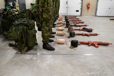 Osalejatele väljastati sarnane varustus. Lubatud oli kasutada näiteks oma saapaid ja sokke. Isikliku mugavusvarustuse, näiteks veekottide ja toiduvalmistamise vahendite, kasutamine oli keelatud. Kõikidel kandidaatidel olid sarnased tingimused.