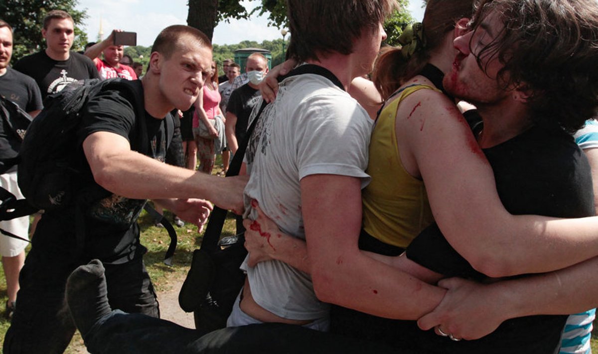 Geinoored ei saa end isegi Peterburis turvaliselt tunda. Juunis Marsi väljakul toimunud LGBT kogukonna meeleavaldustel saadi paremäärmuslikelt pöetud peaga tõhkudelt lihtsalt peksa.