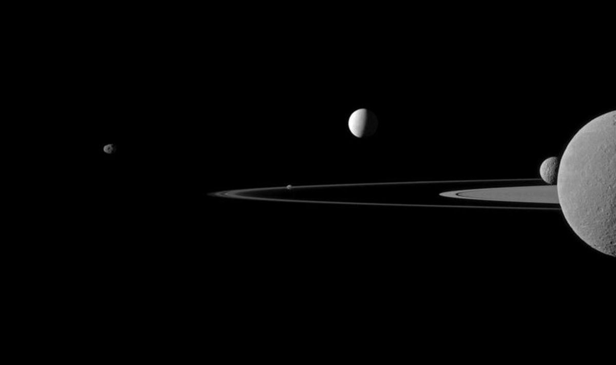 Saturn ja viis tema kuud. Foto: NASA, Reuters