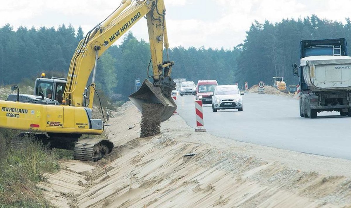 Sügavate maanteekraavide äärde põrkepiirete ehitamise tase on Eestis rahuldav, kuigi võiks olla hea või väga hea, arvavad TTÜ teedeteadurid. Fotol sünnib Tallinna–Tartu maantee äärde uus kraav, millel seni veel kraavisõitu takistavat põrkepiiret ei ole.