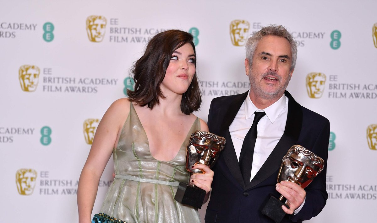 Alfonso Cuarón ja tema tütar Tessa poseerivad parima filmi ja režissööri trofeedega.
